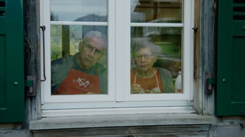 Regina und Paul (l.) Trachsel, Protagonisten des Films, beim Frühstück – Bild: SRF