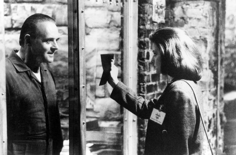 Anthony Hopkins als gerissener Serienmörder Hannibal Lecter und Jodie Foster als angehende FBI-Agentin Clarice Starling in „Das Schweigen der Lämmer“ von 1991 – Bild: ARTE F /​ © Bison Archives /​ © Bison Archives