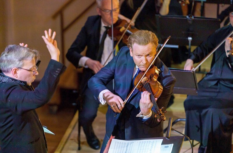 Der Star-Geiger Daniel Hope während des Eröffnungskonzerts der Odessa Classics Tallinn – Bild: Kalev Lilleorg /​ © Kalev Lilleorg