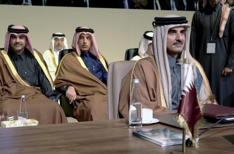Die finanzstarke, geheimnisumwobene Königsfamilie Katars hat etwas Faszinierendes an sich, flößt zugleich aber auch Angst ein. – Bild: ARTE F /​ © Brainworks /​ © Brainworks