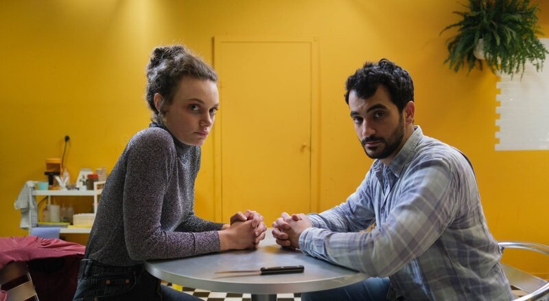 Der Film spielt bewusst mit Momenten der Irritation, etwa, wenn Nelly (Alina Heipe) mit Mervan (Timo Fakhravar) nachts in einem leeren Imbiss sitzt. – Bild: ZDF und Finnegan Godenschweger.