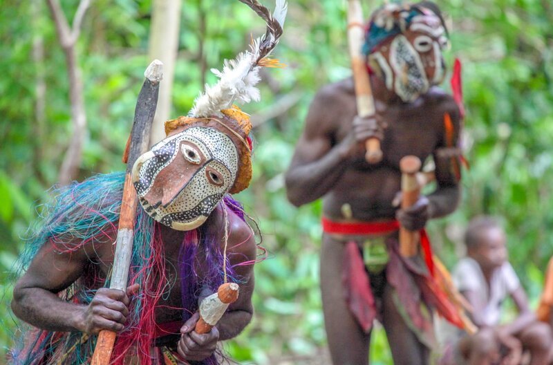 Im Dorf Luanari auf Malakula begehen die Menschen noch traditionelle Riten wie die Beschwörung der Buschgeister. – Bild: arte