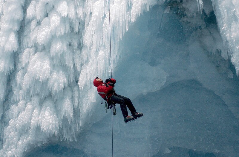 Der Gletscherwissenschaftler Alun Hubbard beim Abstieg in eine Gletschermühle – Bild: Lars. H. Ostenfeld/​Kloos & Co. Medien /​ © Lars. H. Ostenfeld/​Kloos & Co. Medien
