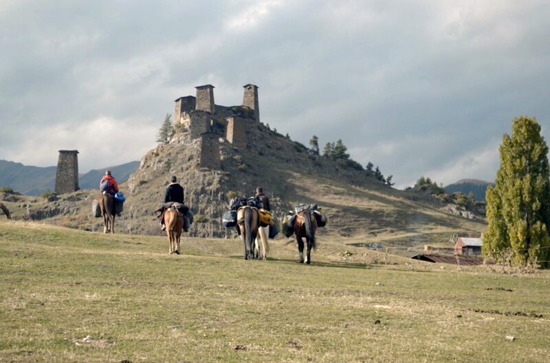 Der Fotograf Grégoire Eloy reist zu Fuß und zu Pferd durch Tuschetien, um ein Gefühl für die Entfernungen, das Klima und die Atmosphäre zu bekommen. – Bild: arte