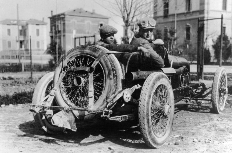 Enzo Ferrari im Alter von 20 Jahren – schon damals begeistert er sich für das Automobil. – Bild: Centro Documentazione Alfa Romeo, Arese /​ © Centro Documentazione Alfa Romeo, Arese