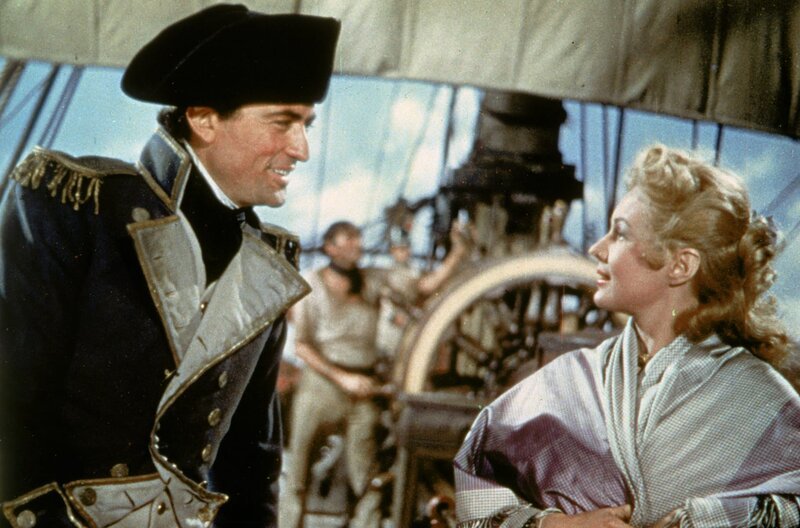 Kapitän Hornblower (Gregory Peck) bedankt sich für Lady Barbaras (Virginia Mayo) Hilfe bei der Pflege der Verwundeten nach dem Kampf. – Bild: Warner Bros. Entertainment, Inc. /​ © Warner Bros. Entertainment, Inc.