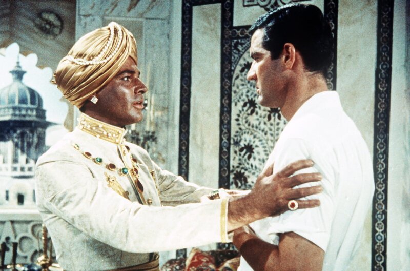 Der Maharadscha Chandra (Walther Reyer, li.) beauftragt den deutschen Ingenieur Harald Berger (Paul Hubschmid, re.) mit der Errichtung einiger Bauwerke in Indien. – Bild: CCC Filmkunst /​ © CCC Filmkunst