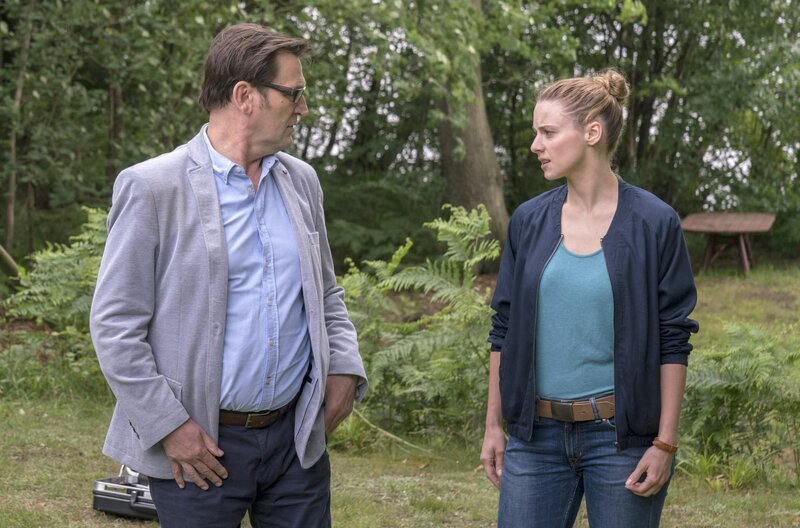 Lars (Ingo Naujoks) und Nina (Julia Schaäfle) besprechen sich zum aktuellen Fall. – Bild: ARD/​BR/​Georges Pauly/​Georges Pauly