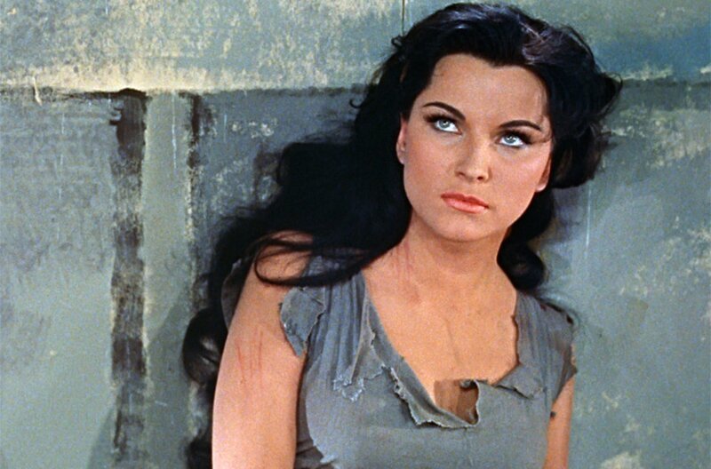 Seetha (Debra Paget) sitzt nach einer strapaziösen Flucht wieder als Gefangene beim Maharadscha. Diesmal nicht in einem goldenen Käfig, sondern in zerschlissener Kleidung in einem Verließ. – Bild: 1958 BetaFilm /​ © 1958 BetaFilm