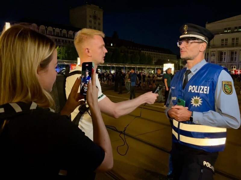 Schnelligkeit vor Vollständigkeit: das Motto moderner Polizeikommunikation. – Bild: ZDF und Dunja Keuper.