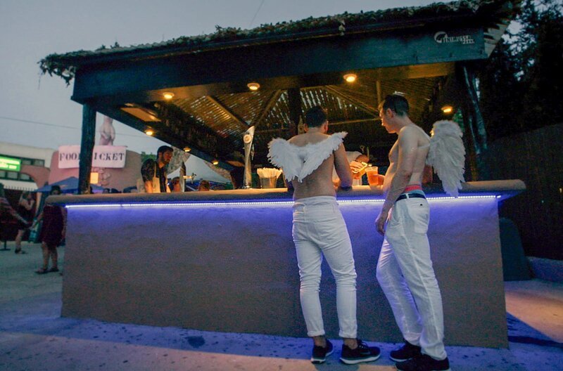 Ausgefallene Outfits prägen seit vielen Jahren das Bild von Ibizas Beach-Partys. – Bild: ZDF /​ © Essential Nitrate WK Ibiza Ltd