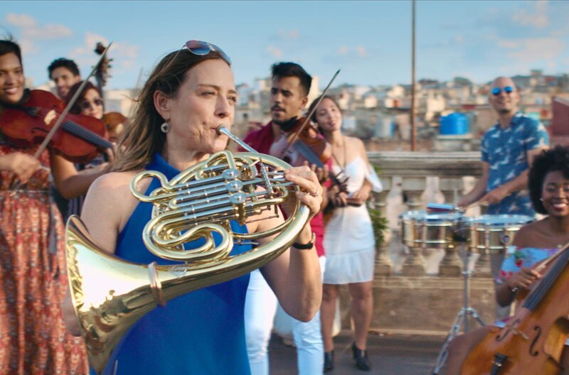 Die Hornistin Sarah Willis bei der Performance des „Sarahchá“ auf einer Dachterrasse in Havanna – Bild: arte