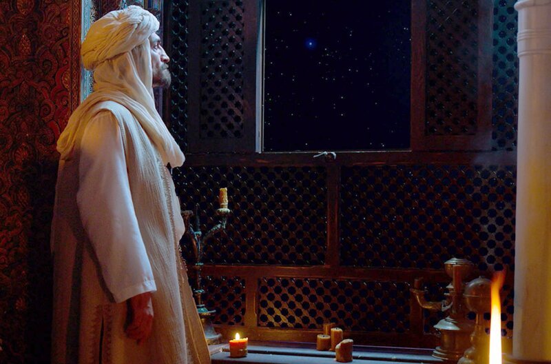 Ibn al-Khatib (Amr Waked) war ein Universalgelehrter: Seine Schriften umfassten viele verschiedene Sachgebiete (Spielszene). – Bild: arte