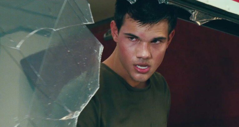 Nathan Harper (Taylor Lautner) muss entdecken, dass sein bisheriges Leben eine Lüge war, das ihm jetzt etliche wild entschlossene Killer auf den Hals hetzt … – Bild: Puls 8