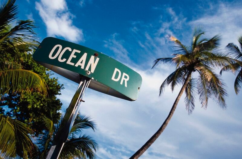 Straßenschild vom Ocean Drive in South Beach, Miami. – Bild: HR/​Greater Miami Convention & Visitors Bureau (GMCVB)