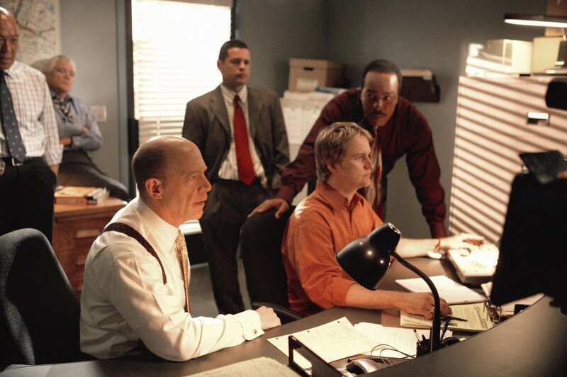 Will Pope (J.K. Simmons, vorne li.), David Gabriel (Corey Reynolds, r.) – Bild: Warner Bros. Discovery