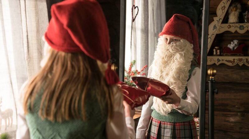 Lucias (Ella Testa Kusk) sehnlichster Wunsch ist es, selbst einmal Weihnachtsmann bzw. Weihnachtsfrau zu werden. Doch das dürfen traditionell nur die männlichen Schüler der Weihnachtsmannschule. – Bild: MDR/​DELUCA FILM/​Per Arnesen