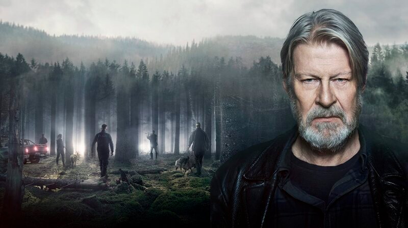 Erik Bäckström (Rolf Lassgård) schlüpft erneut in die Rolle des einsamen „Jägers“, der schonungslos ein Verbrechen aufklären möchte. – Bild: ARD Degeto/ITV Global entertainment/Oscar Lovnér Erik Bäckström (Rolf Lassgård) schlüpft erneut in die Rolle des einsamen „Jägers“, der schonungslos ein Verbrechen aufklären möchte. – Bild: ARD Degeto/ITV Global entertainment/Oscar Lovnér