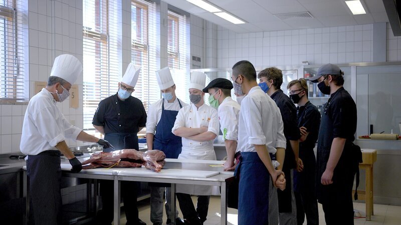 Das Zerlegen eines Rehs ist Teil der Kochausbildung. – Bild: ZDF und Christian Trieloff. Das Zerlegen eines Rehs ist Teil der Kochausbildung. – Bild: ZDF und Christian Trieloff.