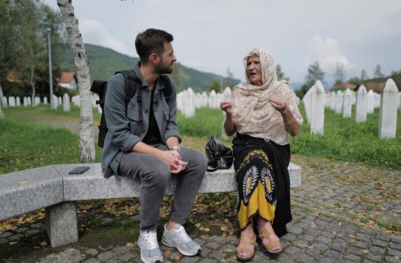 Danijel Stanic im Gespräch mit Kada Hotic, eine Zeitzeugin aus Srebrenica. – Bild: HR/​Christian Gropper
