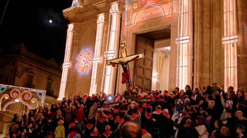Alljährlich am 3. Mai wird das Kruzifix ehrfürchtig auf Schultern von ausgewählten Männern in einer feierlichen Prozession durch die überfüllten Straßen der Stadt getragen. – Bild: NDR/​Road Movies/​Luca Lucchesi