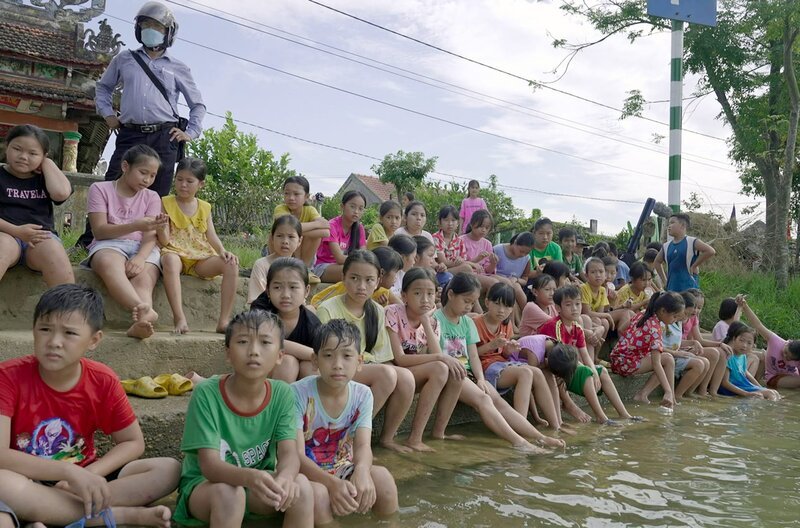 Die Kinder des Dorfes Xuan Duong nehmen gemeinsam an einem kostenlosen Schwimmkurs teil. – Bild: Tang Quoc Khanh /​ ZDF /​ © Tang Quoc Khanh