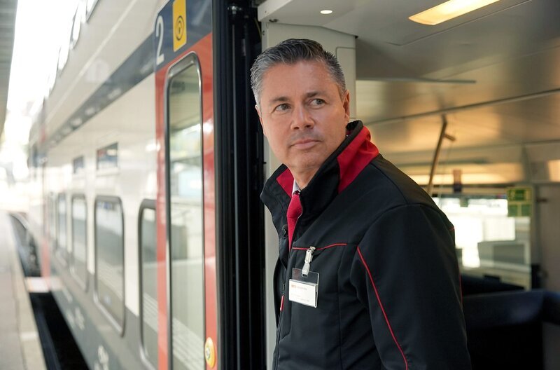 Andreas Schläpfer ist seit über 30 Jahren Fahrgastbegleiter bei den Schweizerischen Bundesbahnen. – Bild: arte