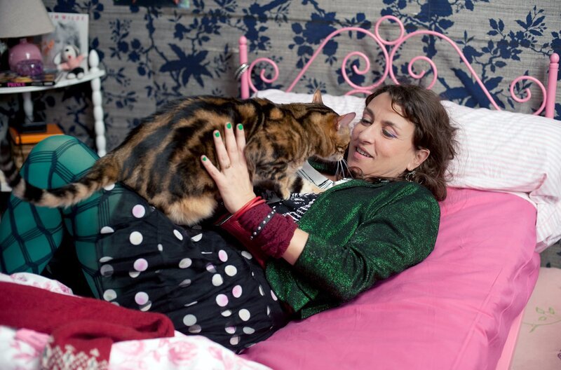 Die Katze begleitet Camille (Noémie Lvovsky) auf ihrer Zeitreise. – Bild: arte