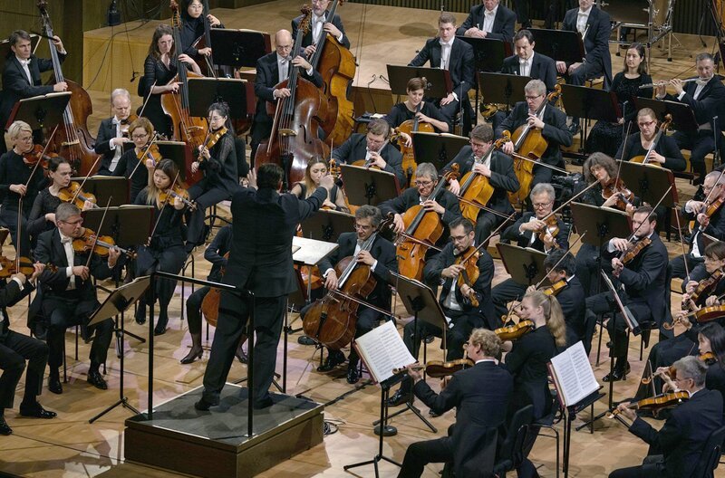 Andris Nelsons dirigiert das Gewandhausorchester. – Bild: Emilian Tsubaki /​ © Emilian Tsubaki