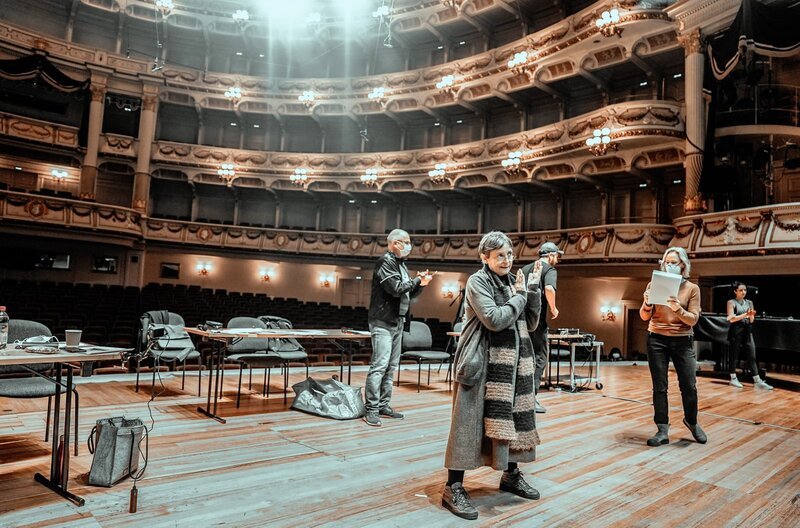 Katharina Thalbach (2.v.l.) inszeniert Verdis „Aida“ an der Semperoper Dresden. – Bild: arte