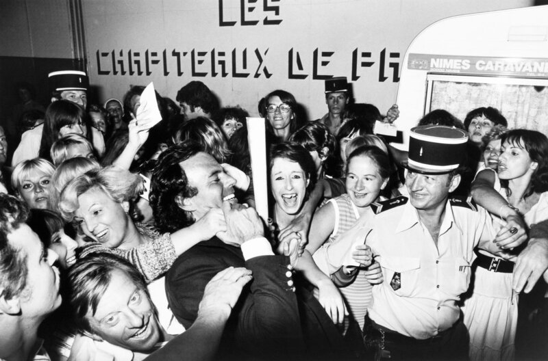 Im südfranzösischen Le Grau de Roi wird Julio Iglesias im August 1980 von Fans umjubelt. – Bild: arte