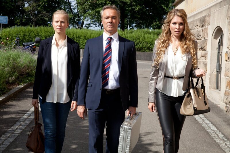 Auf in den Kampf! Für Axel (Hannes Jaenicke), Jenny (Susanne Bormann) und Micky (Susanne Krogmann) geht es nicht nur um eine Entschädigung. Sie wollen Gerechtigkeit für all die Frauen, die die krebserregenden Silikonimplantate eingesetzt bekamen … – Bild: SAT.1 / Maor Waisburd Eigenproduktionsbild frei Auf in den Kampf! Für Axel (Hannes Jaenicke), Jenny (Susanne Bormann) und Micky (Susanne Krogmann) geht es nicht nur um eine Entschädigung. Sie wollen Gerechtigkeit für all die Frauen, die die krebserregenden Silikonimplantate eingesetzt bekamen … – Bild: SAT.1 / Maor Waisburd Eigenproduktionsbild frei