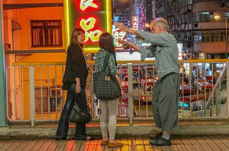 Hongkongs Neonreklamen sind auch für den berühmten Kameramann Christopher Doyle (re.) wichtiges Requisit seiner Filme. – Bild: arte