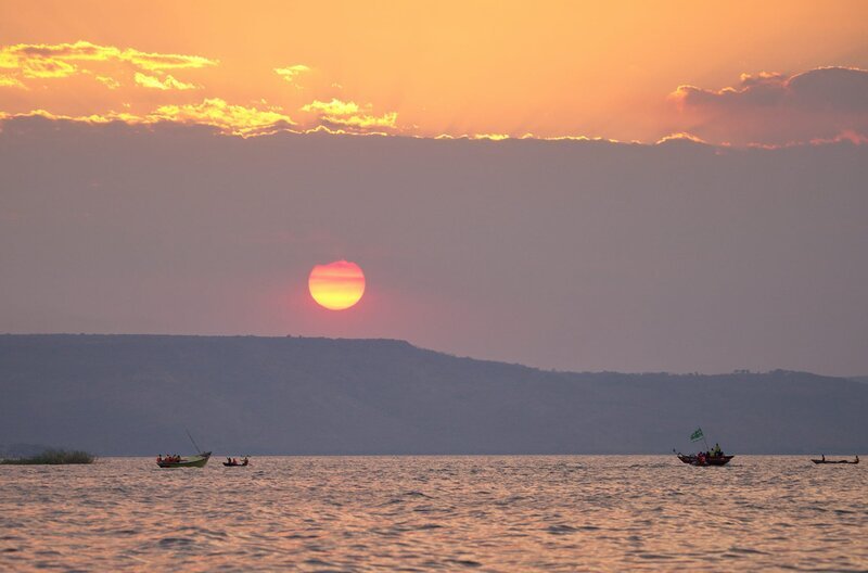 Kurz vor Sonnenaufgang auf dem Tanganjikasee: Tagtäglich sind die Fischer mit ihren Booten auf dem See und versuchen, genug Fisch für ihre Familien zu fangen. – Bild: arte