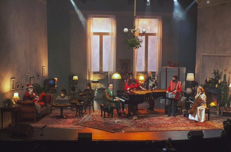 Chilly Gonzales (3.v.l.) inmitten seiner „Musikfamilie“ beim Weihnachtskonzert: Alison Wheeler, Jarvis Cocker, Sarah McCoy, Teki Latex, Victor Le Masne, Stella Le Page (v.l.) – Bild: Daniel Pieruzzini / © Daniel Pieruzzini Chilly Gonzales (3.v.l.) inmitten seiner „Musikfamilie“ beim Weihnachtskonzert: Alison Wheeler, Jarvis Cocker, Sarah McCoy, Teki Latex, Victor Le Masne, Stella Le Page (v.l.) – Bild: Daniel Pieruzzini / © Daniel Pieruzzini