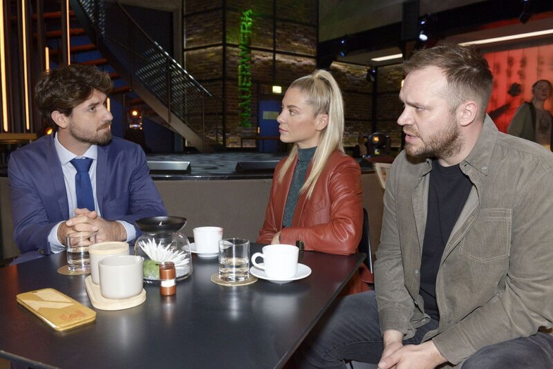 Sunny (Valentina Pahde) und Erik (Patrick Heinrich, r.) versuchen sich mit Jacob van Häfen (Egor Reider) auf einen besseren Lärmschutz zu einigen. – Bild: RTL /​ Rolf Baumgartner /​ Folge 7658