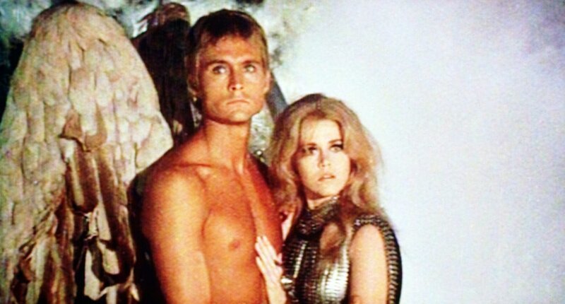 Barbarella (Jane Fonda) und ihr Engel Pygar (John Phillip Law), der Retter in der Not. – Bild: ORF/​Paramount Pictures