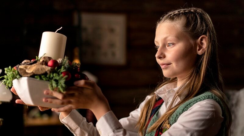 Kurz vor Weihnachten wird König Winter an der Weihnachtsmannschule erwartet. Lucia (Ella Testa Kusk) darf den hohen Besuch empfangen. – Bild: MDR/​DELUCA FILM LNI APS