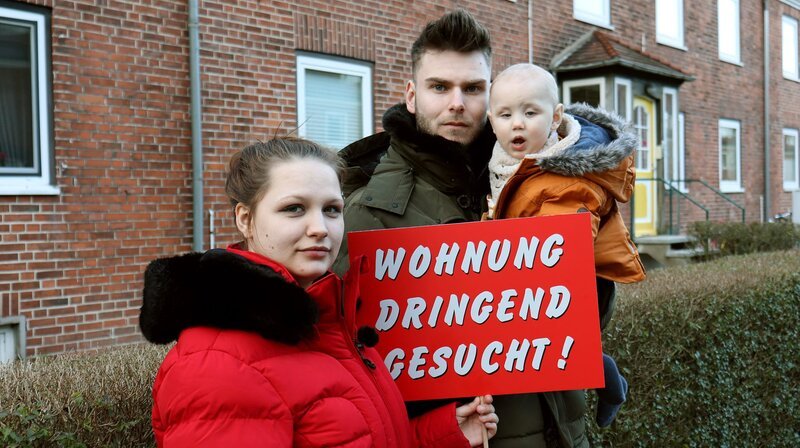 Leon und Nicole suchen seit Monaten nach einer bezahlbaren Wohnung für die kleine Familie. – Bild: SWR/​NDR/​Ute Jurkovics