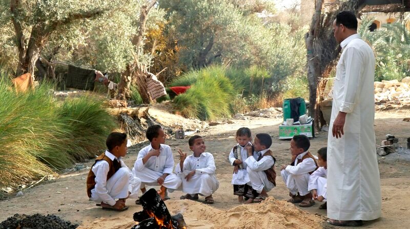 In der Oase Siwa nahe der Libyschen Grenze lernen Kinder die Berbersprache Siwi. – Bild: phoenix/​ZDF