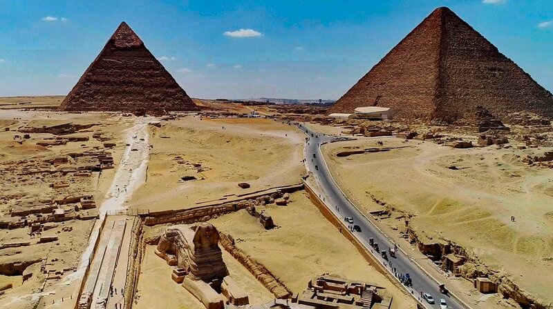 Schon in der Antike zählten die Pyramiden von Gizeh zu den sieben Weltwundern. – Bild: phoenix/​ZDF