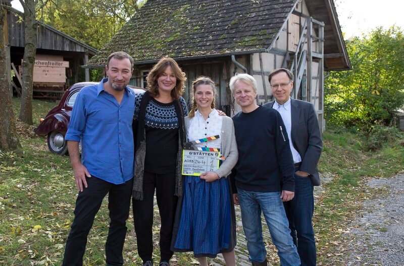 Drehstartfoto am Set: v.l.n.r.: Produzent Rüdiger Heinze (Zum Goldenen Lamm), Stefanie Groß (SWR), Hauptdarstellerin Svenja Jung (Maria), Regisseur und Drehbuchautor Peter Evers und Carl Bergengruen (MFG Baden-Württemberg). – Bild: SWR/Zum Goldenen Lamm/Dominik Hatt Drehstartfoto am Set: v.l.n.r.: Produzent Rüdiger Heinze (Zum Goldenen Lamm), Stefanie Groß (SWR), Hauptdarstellerin Svenja Jung (Maria), Regisseur und Drehbuchautor Peter Evers und Carl Bergengruen (MFG Baden-Württemberg). – Bild: SWR/Zum Goldenen Lamm/Dominik Hatt