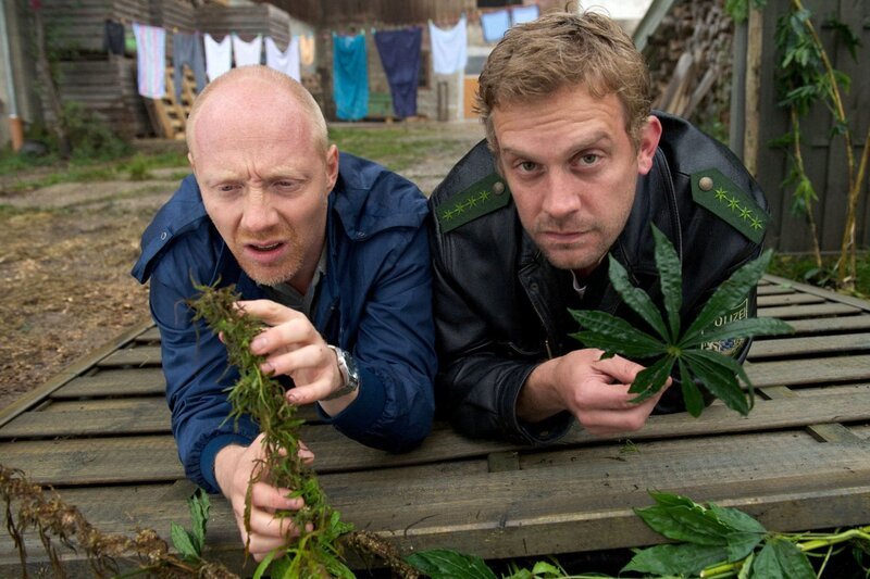 Beim familiären Cannabis-Anbau drücken Polizist Franz (Sebastian Bezzel) und sein Freund Rudi (Simon Schwarz) schon mal ein Auge zu. – Bild: „ARD Degeto/​ARD Degeto/​BR/​Bernd Schuller“ (S2)