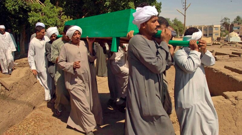 Nach muslimischer Tradition soll ein Toter innerhalb von 24 Stunden begraben werden. – Bild: phoenix/​ZDF