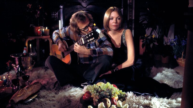 Der Filmkritiker Allan Felix (Woody Allen) hat sich in Linda (Diane Keaton) verliebt – Bild: HR/​Paramount Pictures