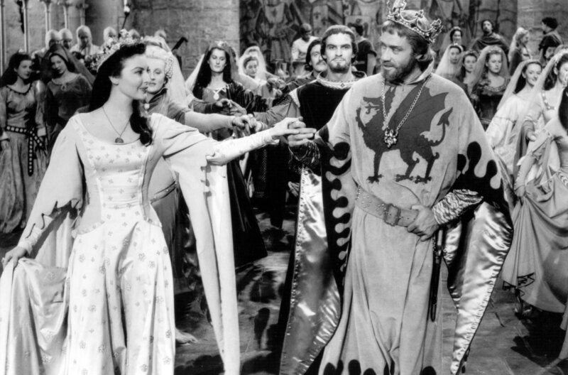 Sir Lancelot (Robert Taylor, 2.v.r.) küsst Königin Guinevere (Ava Gardner, 3.v.l.) die Hand. Seine Frau Elaine (Maureen Swanson, li.), Percival (Gabriel Woolf, re.) und König Artus (Mel Ferrer, 2.v.l.) wohnen der Szene bei. – Bild: arte