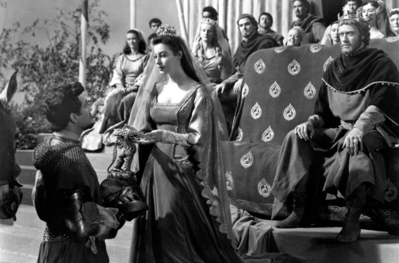 Sir Lancelots (Robert Taylor, li.) leidenschaftlicher Kniefall vor der Königin (Ava Gardner, Mi.) erregt die Aufmerksamkeit des Hofes. – Bild: arte