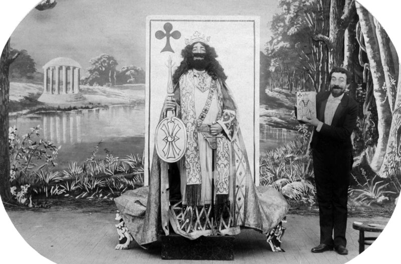 Das Geheimnis Georges Méliès – Bild: Lobster Films /​ Cameo-Auftritt von Georges Méliès in seinem Stummfilm „“Die lebenden Karten““