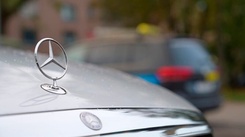 Mercedes-Benz – die wertvollste Luxus-Automarke der Welt. Dieses Strategie-Ziel rief der Konzern im Frühjahr 2022 in Nizza aus. Können sich dann nur noch Reiche die Autos von Mercedes-Benz leisten? Der Smart ging bereits nach China, kleinere Typen wie die A-Klasse gelten als Auslaufmodell. Stehen damit auch manche der zahlreichen Fabrikstandorte im Südwesten und Arbeitsplätze auf dem Spiel? Sujetfoto – Bild: SWR