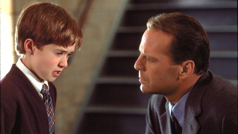 Cole (Haley Joel Osment) verrät Dr. Malcolm Crowe (Bruce Willis) was ihn peinigt.. – Bild: RTL Zwei